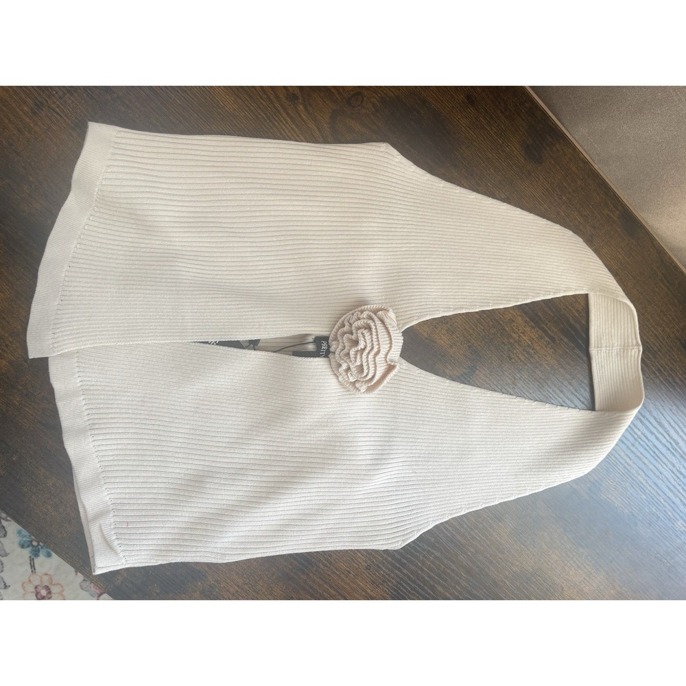PrettyLittleThing Cream Rib Knit Halter Rosette Top NWT Size M - Picture 2 of 4